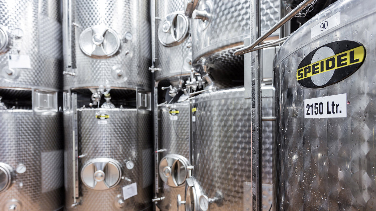 Stainless steel fermentation and storage tanks for food and beverage production