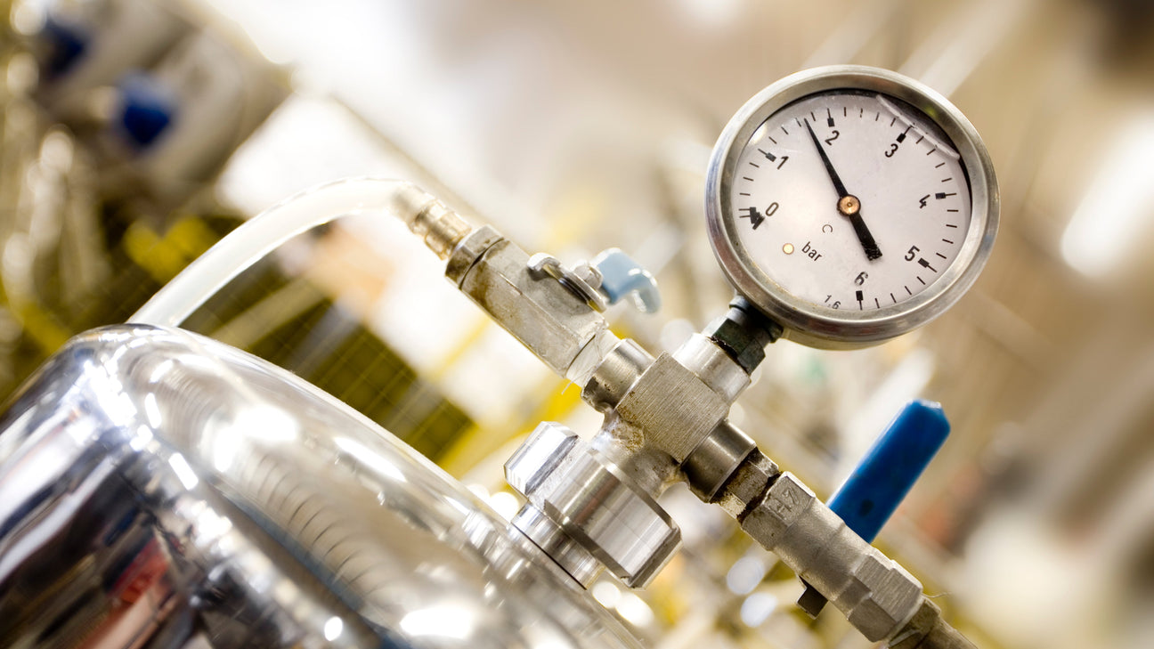 Filtration housings for cartridge and membrane filter systems