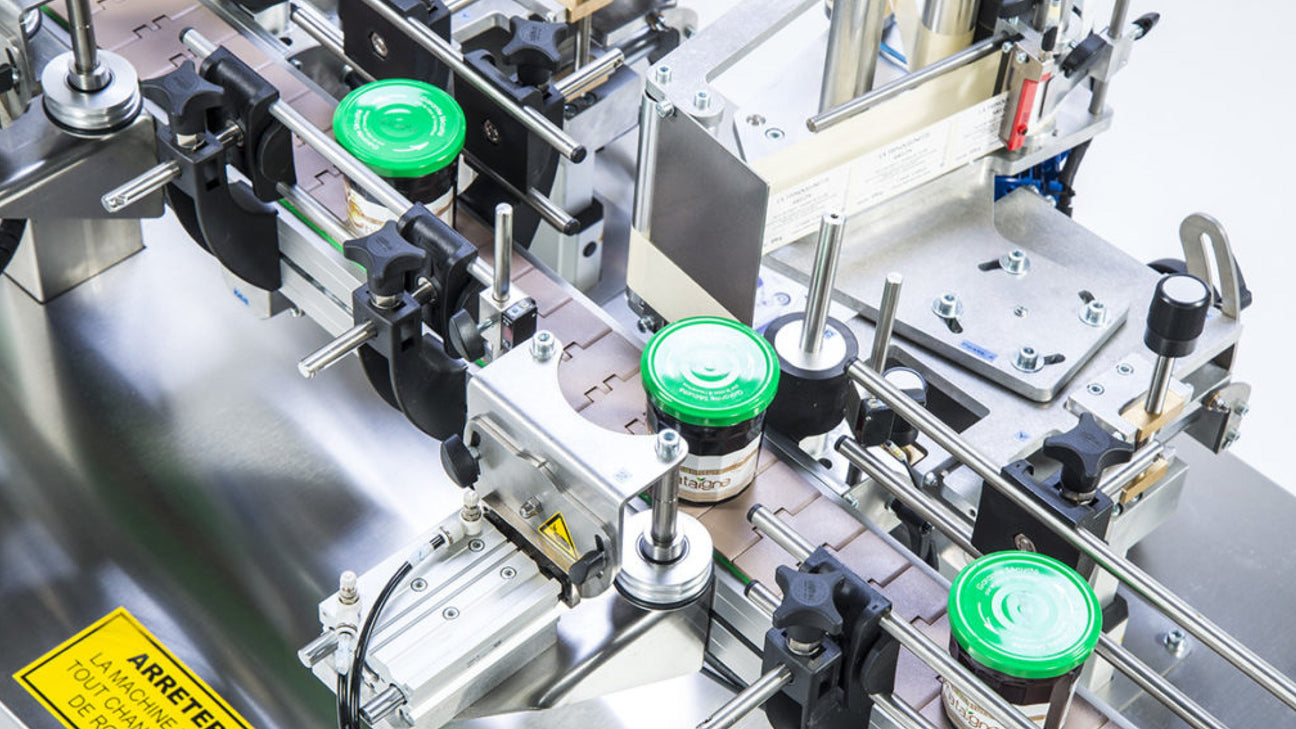 Linear labelling machines for high-speed bottle and container labelling